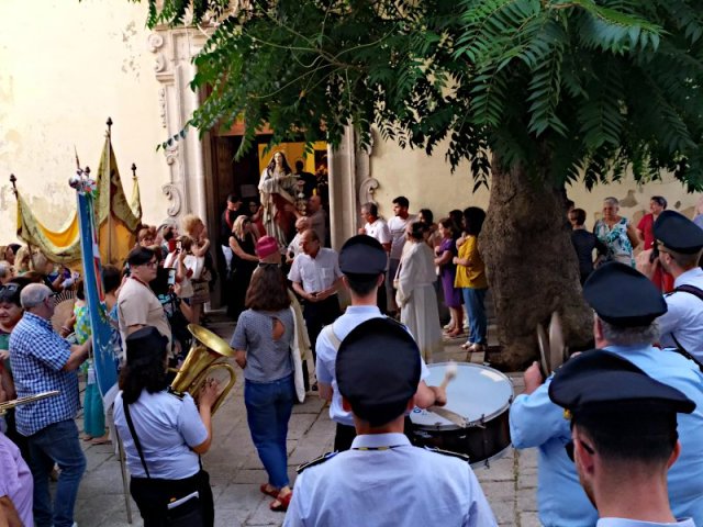 Uscita della statua si Santa Lucia per la processione