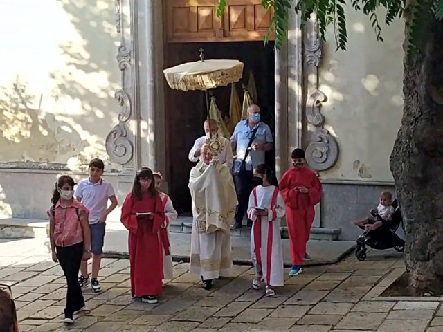 Uscita della processione del Corpus Domini dalla Chiesa Madre