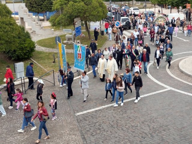 Arrivo della processione alla cattedrale di Conza (2)