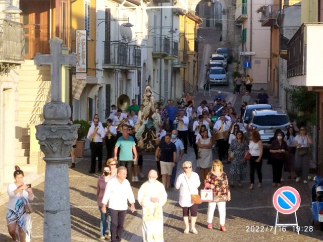 La processione della Madonna del Carmine vicino alla Croce